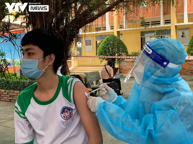 Những mũi tiêm vaccine COVID-19 đầu tiên cho trẻ em dưới 18 tuổi ở TP Hồ Chí Minh - Ảnh 6. Những mũi tiêm vaccine COVID-19 đầu tiên cho trẻ em dưới 18 tuổi ở TP Hồ Chí Minh - Ảnh 6.
