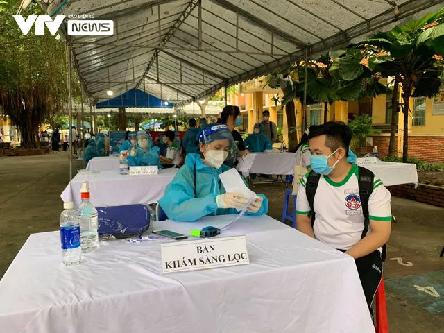 Những mũi tiêm vaccine COVID-19 đầu tiên cho trẻ em dưới 18 tuổi ở TP Hồ Chí Minh - Ảnh 1. Những mũi tiêm vaccine COVID-19 đầu tiên cho trẻ em dưới 18 tuổi ở TP Hồ Chí Minh - Ảnh 1.