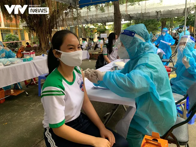 Những mũi tiêm vaccine COVID-19 đầu tiên cho trẻ em dưới 18 tuổi ở TP Hồ Chí Minh - Ảnh 7. Những mũi tiêm vaccine COVID-19 đầu tiên cho trẻ em dưới 18 tuổi ở TP Hồ Chí Minh - Ảnh 7.
