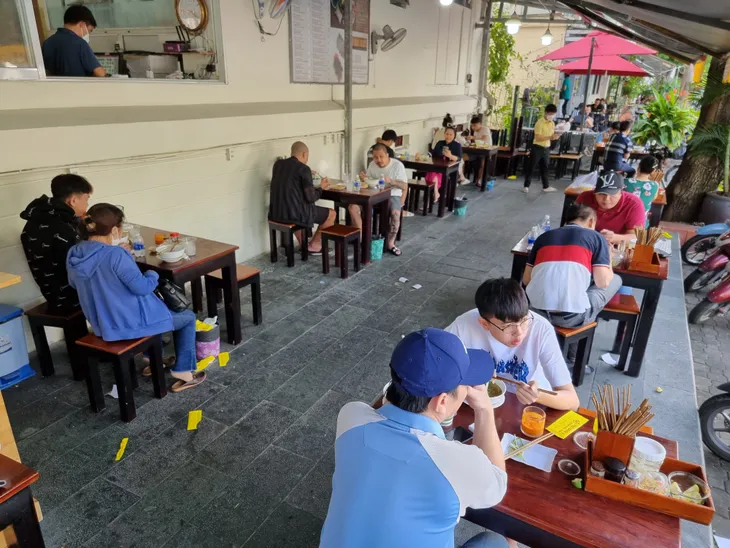 Người dân TP Hồ Chí Minh hồ hởi đi ăn ngoài hàng trong ngày đầu mở trở lại - Ảnh 2. Người dân TP Hồ Chí Minh hồ hởi đi ăn ngoài hàng trong ngày đầu mở trở lại - Ảnh 2.
