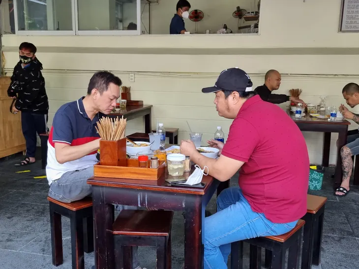 Người dân TP Hồ Chí Minh hồ hởi đi ăn ngoài hàng trong ngày đầu mở trở lại - Ảnh 3. Người dân TP Hồ Chí Minh hồ hởi đi ăn ngoài hàng trong ngày đầu mở trở lại - Ảnh 3.