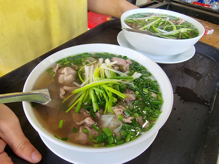 Người dân TP Hồ Chí Minh hồ hởi đi ăn ngoài hàng trong ngày đầu mở trở lại - Ảnh 1. Người dân TP Hồ Chí Minh hồ hởi đi ăn ngoài hàng trong ngày đầu mở trở lại - Ảnh 1.