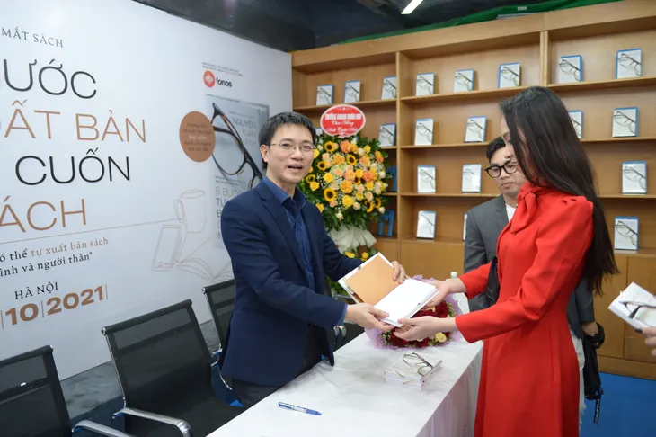 Ra mắt sách 6 bước tự xuất bản một cuốn sách - Ảnh 2. Ra mắt sách 6 bước tự xuất bản một cuốn sách - Ảnh 2.
