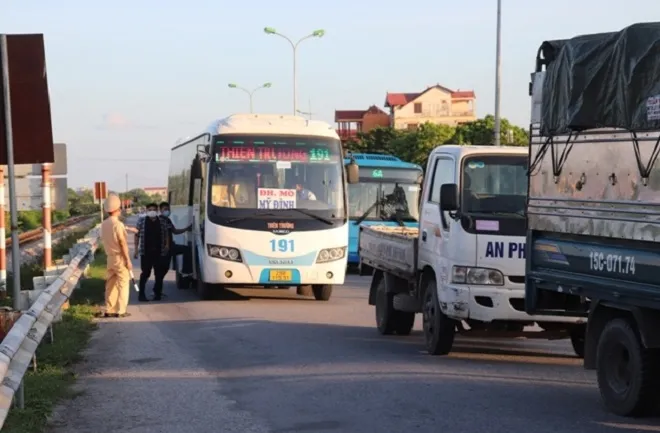 Hà Nội tiếp tục kiểm soát chặt người dân ra vào thành phố - Ảnh 1. Hà Nội tiếp tục kiểm soát chặt người dân ra vào thành phố - Ảnh 1.