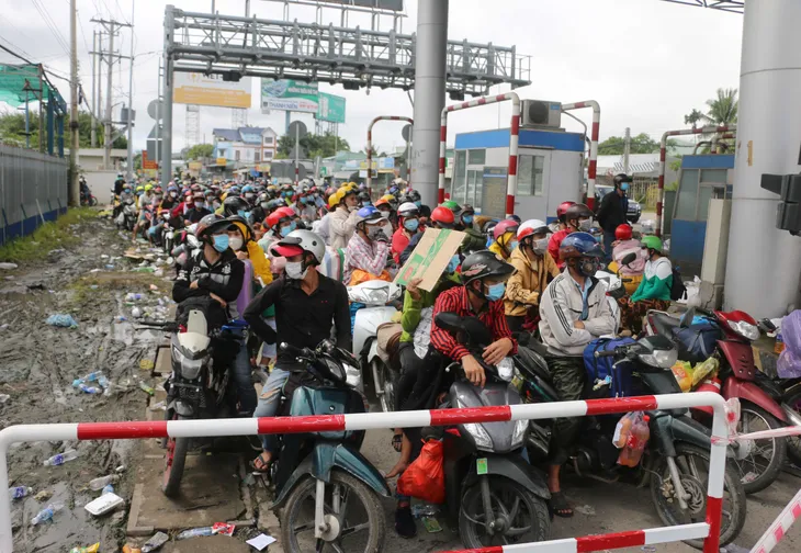 Hàng nghìn người dân vẫn rồng rắn trở về các tỉnh miền Tây - Ảnh 9. Hàng nghìn người dân vẫn rồng rắn trở về các tỉnh miền Tây - Ảnh 9.