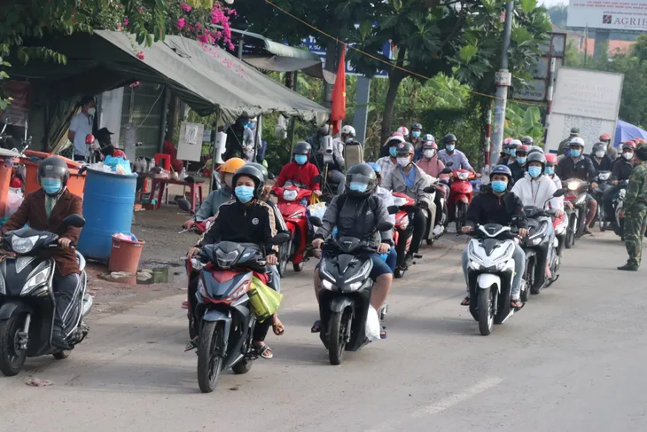 Hàng nghìn người dân vẫn rồng rắn trở về các tỉnh miền Tây - Ảnh 1. Hàng nghìn người dân vẫn rồng rắn trở về các tỉnh miền Tây - Ảnh 1.
