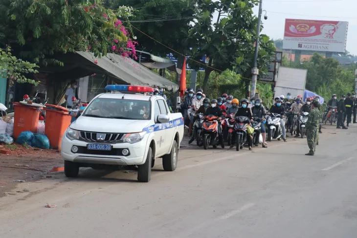 Hàng nghìn người dân vẫn rồng rắn trở về các tỉnh miền Tây - Ảnh 2. Hàng nghìn người dân vẫn rồng rắn trở về các tỉnh miền Tây - Ảnh 2.