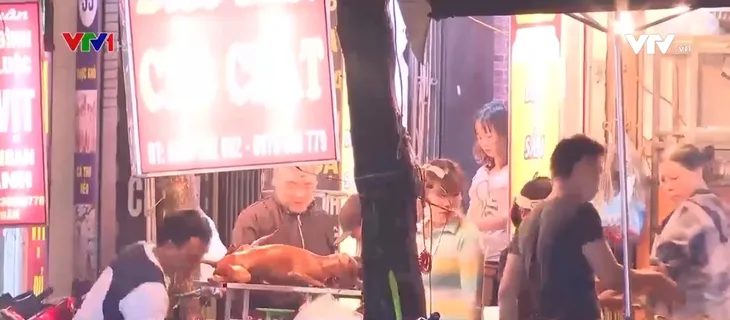 Người dân Hà Nội cần nâng cao ý thức phòng chống dịch COVID-19 - Ảnh 1. Người dân Hà Nội cần nâng cao ý thức phòng chống dịch COVID-19 - Ảnh 1.