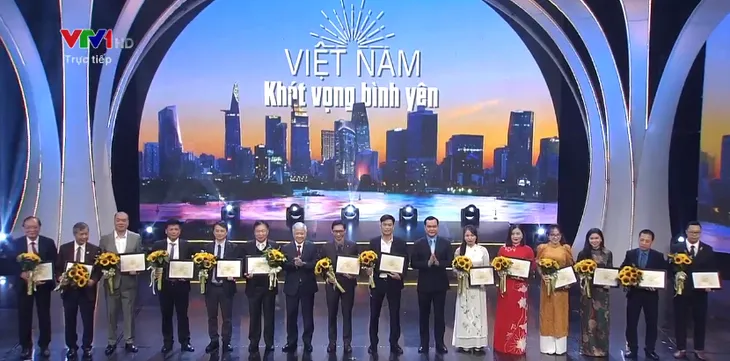 “Việt Nam - Khát vọng bình yên”: Tôn vinh lực lượng tuyến đầu chống dịch - Ảnh 5. “Việt Nam - Khát vọng bình yên”: Tôn vinh lực lượng tuyến đầu chống dịch - Ảnh 5.
