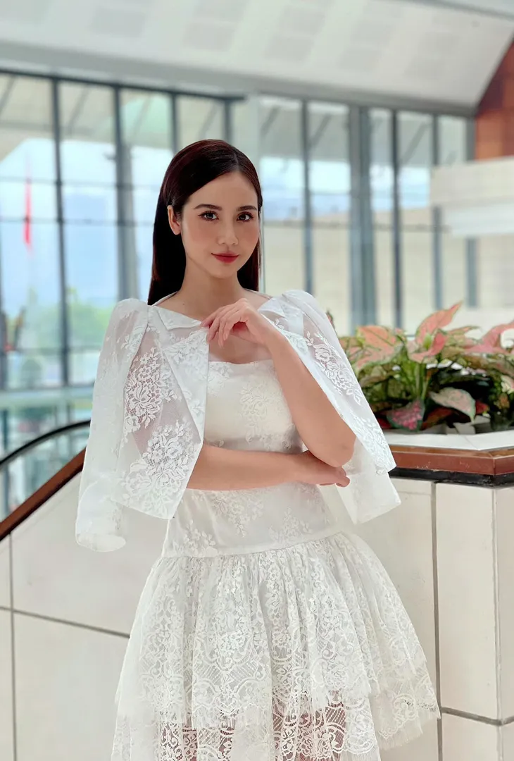 Huyền Lizzie đụng hàng Thu Quỳnh đẹp bất phân thắng bại - Ảnh 1. Huyền Lizzie đụng hàng Thu Quỳnh đẹp bất phân thắng bại - Ảnh 1.
