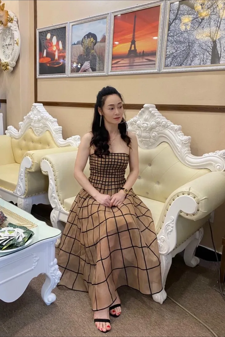 Huyền Lizzie đụng hàng Thu Quỳnh đẹp bất phân thắng bại - Ảnh 6. Huyền Lizzie đụng hàng Thu Quỳnh đẹp bất phân thắng bại - Ảnh 6.