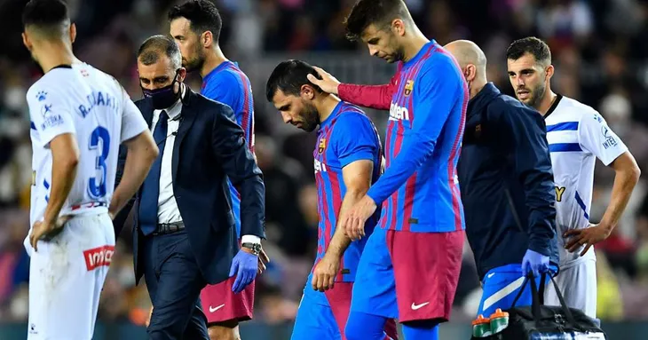 Aguero đỗ gục trên sân, nhập viện khẩn cấp - Ảnh 1. Aguero đỗ gục trên sân, nhập viện khẩn cấp - Ảnh 1.