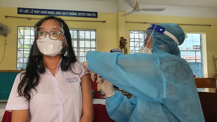 Ngày đầu Bình Dương tiêm vaccine COVID-19 cho trẻ 12-17 tuổi - Ảnh 3. Ngày đầu Bình Dương tiêm vaccine COVID-19 cho trẻ 12-17 tuổi - Ảnh 3.