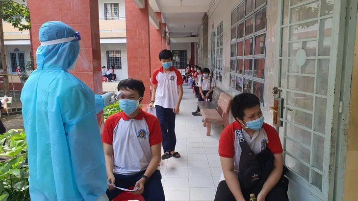 Ngày đầu Bình Dương tiêm vaccine COVID-19 cho trẻ 12-17 tuổi - Ảnh 2. Ngày đầu Bình Dương tiêm vaccine COVID-19 cho trẻ 12-17 tuổi - Ảnh 2.