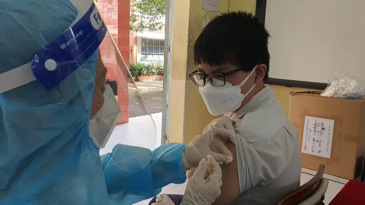 Ngày đầu Bình Dương tiêm vaccine COVID-19 cho trẻ 12-17 tuổi - Ảnh 4. Ngày đầu Bình Dương tiêm vaccine COVID-19 cho trẻ 12-17 tuổi - Ảnh 4.