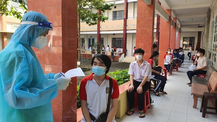Ngày đầu Bình Dương tiêm vaccine COVID-19 cho trẻ 12-17 tuổi - Ảnh 1. Ngày đầu Bình Dương tiêm vaccine COVID-19 cho trẻ 12-17 tuổi - Ảnh 1.