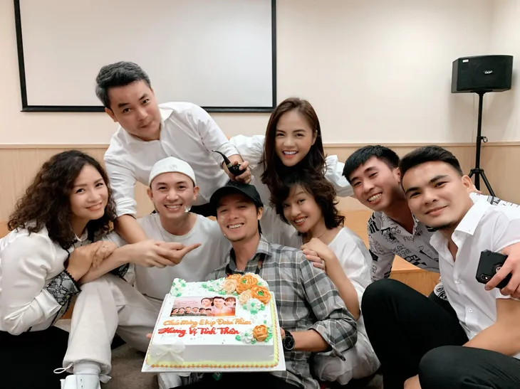 Diễn viên Việt tuần qua: Thu Hoài khoe lưng trần nuột nà, Việt Anh cùng Quỳnh Nga tưng bừng sinh nhật - Ảnh 11. Diễn viên Việt tuần qua: Thu Hoài khoe lưng trần nuột nà, Việt Anh cùng Quỳnh Nga tưng bừng sinh nhật - Ảnh 11.