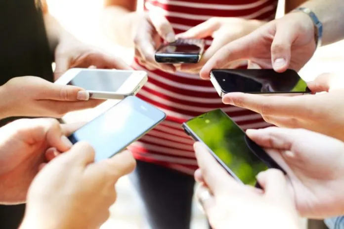 Bất chấp dịch COVID-19, thị trường smartphone Việt Nam vẫn tăng trưởng mạnh - Ảnh 1. Bất chấp dịch COVID-19, thị trường smartphone Việt Nam vẫn tăng trưởng mạnh - Ảnh 1.
