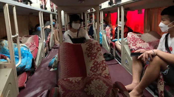Phát hiện xe giường nằm đưa 10 khách chui về quê - Ảnh 1. Phát hiện xe giường nằm đưa 10 khách chui về quê - Ảnh 1.