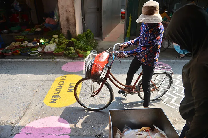 Hà Nội: Chợ dân sinh kẻ vạch, phân luồng để phòng dịch - Ảnh 1. Hà Nội: Chợ dân sinh kẻ vạch, phân luồng để phòng dịch - Ảnh 1.