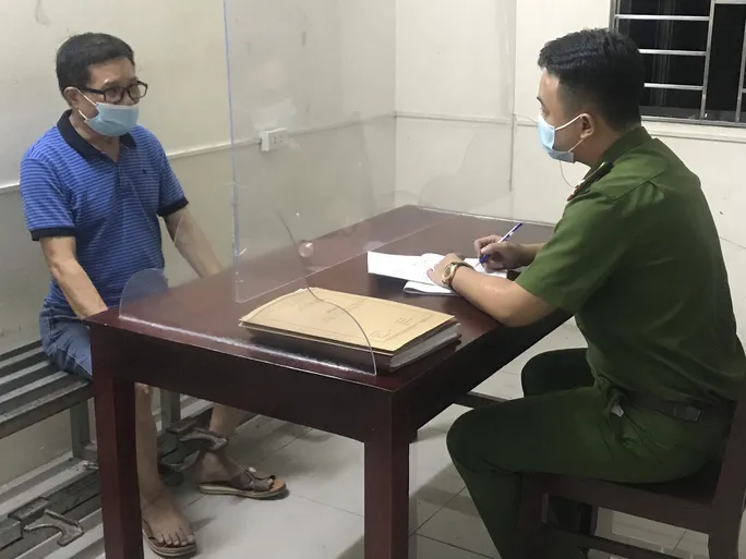 Tài xế ô tô tông 2 người thương vong rồi bỏ chạy, kéo lê xe máy hàng km - Ảnh 1. Tài xế ô tô tông 2 người thương vong rồi bỏ chạy, kéo lê xe máy hàng km - Ảnh 1.