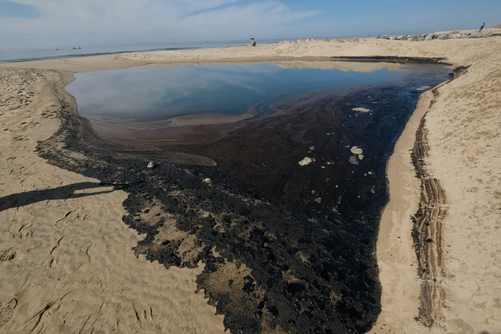 Tràn dầu ở ngoài khơi California: Do mỏ neo đâm vào đường ống dẫn dầu gây rò rỉ? - Ảnh 1. Tràn dầu ở ngoài khơi California: Do mỏ neo đâm vào đường ống dẫn dầu gây rò rỉ? - Ảnh 1.