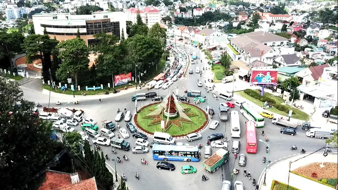 Đà Lạt đã có cột đèn xanh, đèn đỏ đầu tiên - Ảnh 1. Đà Lạt đã có cột đèn xanh, đèn đỏ đầu tiên - Ảnh 1.