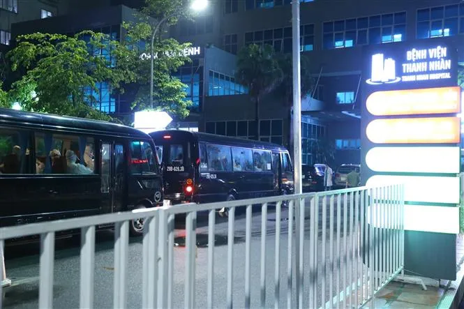 Xuyên đêm di chuyển bệnh nhân từ Bệnh viện Việt Đức sang bệnh viện khác - Ảnh 24. Xuyên đêm di chuyển bệnh nhân từ Bệnh viện Việt Đức sang bệnh viện khác - Ảnh 24.