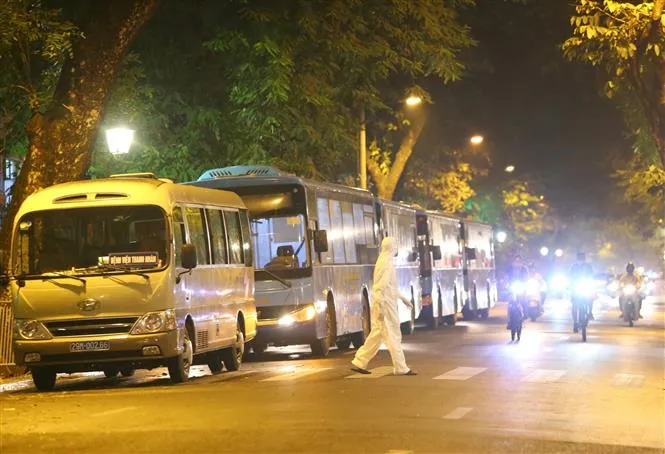 Xuyên đêm di chuyển bệnh nhân từ Bệnh viện Việt Đức sang bệnh viện khác - Ảnh 18. Xuyên đêm di chuyển bệnh nhân từ Bệnh viện Việt Đức sang bệnh viện khác - Ảnh 18.