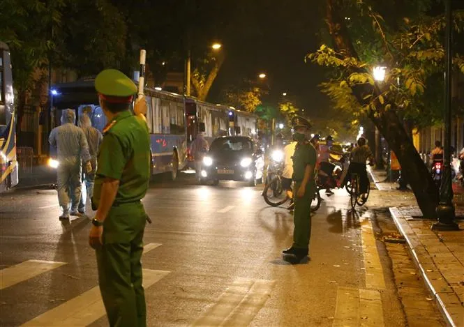 Xuyên đêm di chuyển bệnh nhân từ Bệnh viện Việt Đức sang bệnh viện khác - Ảnh 2. Xuyên đêm di chuyển bệnh nhân từ Bệnh viện Việt Đức sang bệnh viện khác - Ảnh 2.