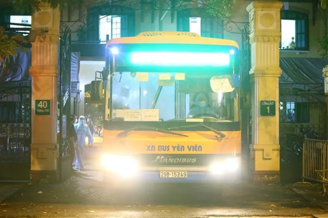 Xuyên đêm di chuyển bệnh nhân từ Bệnh viện Việt Đức sang bệnh viện khác - Ảnh 1. Xuyên đêm di chuyển bệnh nhân từ Bệnh viện Việt Đức sang bệnh viện khác - Ảnh 1.