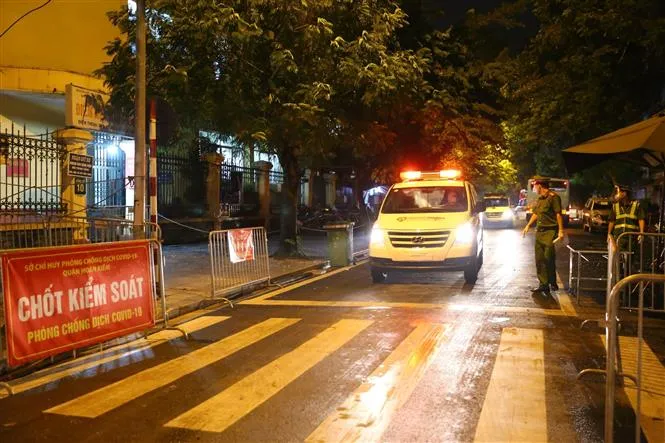 Xuyên đêm di chuyển bệnh nhân từ Bệnh viện Việt Đức sang bệnh viện khác - Ảnh 16. Xuyên đêm di chuyển bệnh nhân từ Bệnh viện Việt Đức sang bệnh viện khác - Ảnh 16.