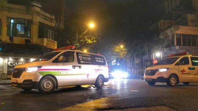 Xuyên đêm di chuyển bệnh nhân từ Bệnh viện Việt Đức sang bệnh viện khác - Ảnh 15. Xuyên đêm di chuyển bệnh nhân từ Bệnh viện Việt Đức sang bệnh viện khác - Ảnh 15.