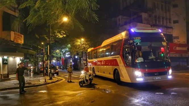 Xuyên đêm di chuyển bệnh nhân từ Bệnh viện Việt Đức sang bệnh viện khác - Ảnh 19. Xuyên đêm di chuyển bệnh nhân từ Bệnh viện Việt Đức sang bệnh viện khác - Ảnh 19.