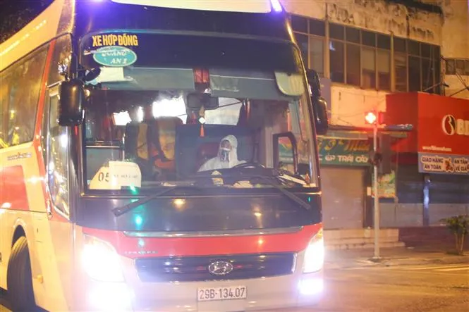 Xuyên đêm di chuyển bệnh nhân từ Bệnh viện Việt Đức sang bệnh viện khác - Ảnh 8. Xuyên đêm di chuyển bệnh nhân từ Bệnh viện Việt Đức sang bệnh viện khác - Ảnh 8.
