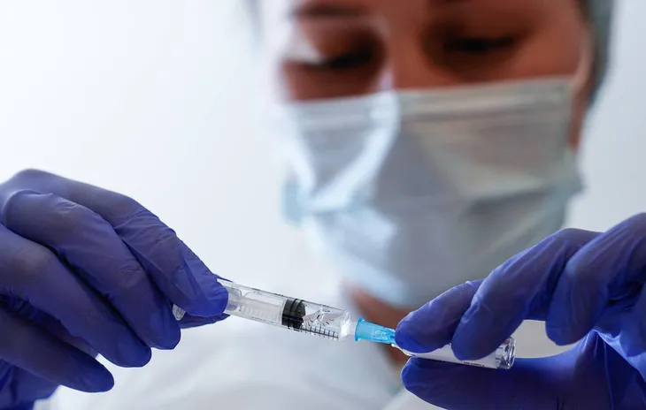 Nga thử nghiệm vaccine kết hợp ngừa COVID-19 và cúm mùa - Ảnh 1. Nga thử nghiệm vaccine kết hợp ngừa COVID-19 và cúm mùa - Ảnh 1.