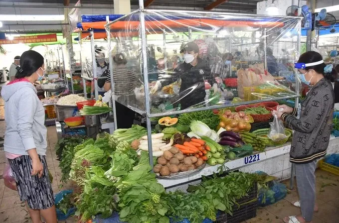 TP Hồ Chí Minh mở lại một số chợ truyền thống, tiểu thương phấn khởi - Ảnh 1. TP Hồ Chí Minh mở lại một số chợ truyền thống, tiểu thương phấn khởi - Ảnh 1.