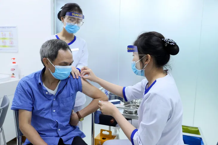 Tư vấn trực tuyến: Giải đáp thắc mắc về tiêm vaccine phòng viêm phổi, viêm phế quản, cúm và các bệnh hô hấp khác - Ảnh 1.