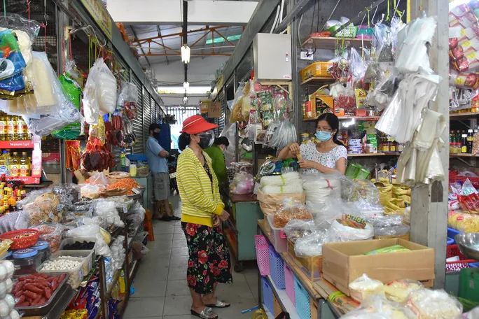 Giá thực phẩm tại chợ TP Hồ Chí Minh giảm, sức mua vẫn chậm - Ảnh 1. Giá thực phẩm tại chợ TP Hồ Chí Minh giảm, sức mua vẫn chậm - Ảnh 1.