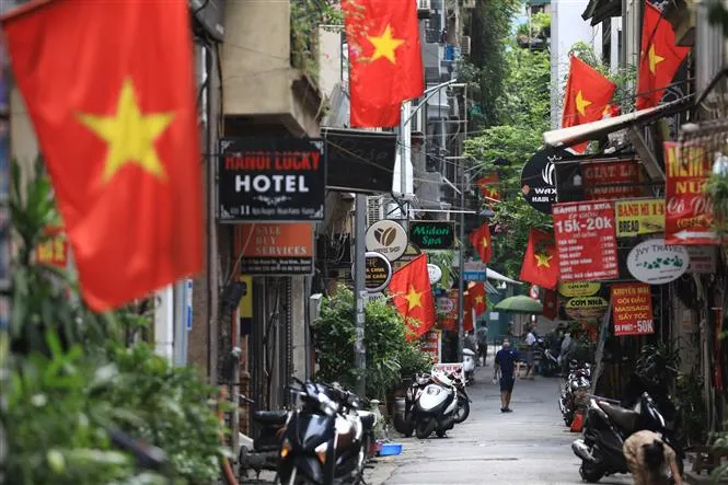 Kỷ niệm 67 năm Ngày giải phóng Thủ đô: Hà Nội kiên cường chống dịch COVID-19 - Ảnh 3. Kỷ niệm 67 năm Ngày giải phóng Thủ đô: Hà Nội kiên cường chống dịch COVID-19 - Ảnh 3.