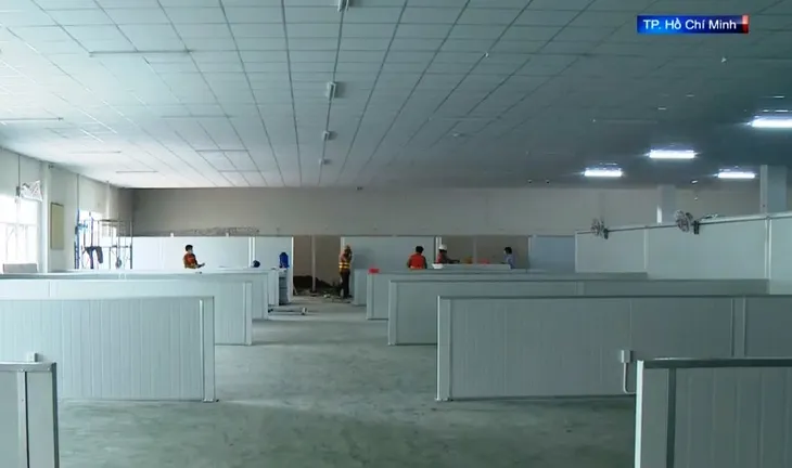 Xây nhanh bệnh viện dã chiến trong khu chế xuất - Ảnh 1. Xây nhanh bệnh viện dã chiến trong khu chế xuất - Ảnh 1.
