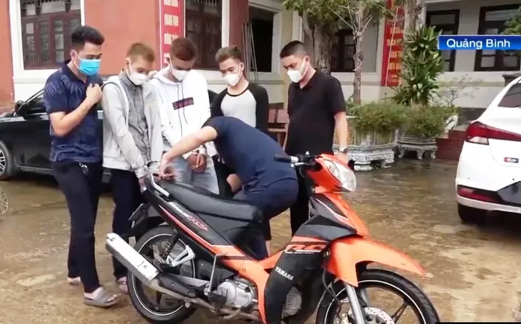 Bắt khẩn cấp băng nhóm cướp giật có vũ khí - Ảnh 1. Bắt khẩn cấp băng nhóm cướp giật có vũ khí - Ảnh 1.