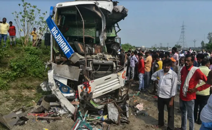 Xe bus đâm xe tải tại Ấn Độ khiến 14 người thiệt mạng, hàng chục người bị thương - Ảnh 2. Xe bus đâm xe tải tại Ấn Độ khiến 14 người thiệt mạng, hàng chục người bị thương - Ảnh 2.