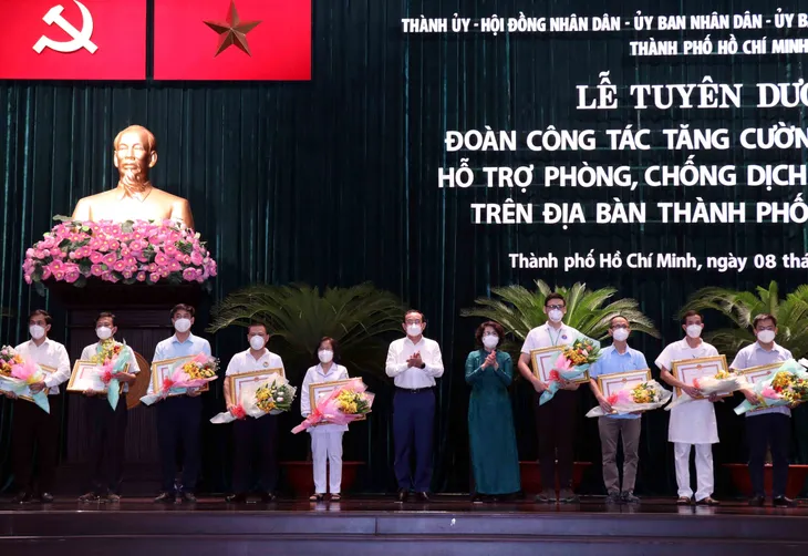 Bí thư Thành ủy TP Hồ Chí Minh: Hình ảnh cao đẹp của chiến sĩ tuyến đầu sẽ còn mãi - Ảnh 2. Bí thư Thành ủy TP Hồ Chí Minh: Hình ảnh cao đẹp của chiến sĩ tuyến đầu sẽ còn mãi - Ảnh 2.