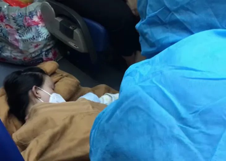 Em bé chào đời trên chuyến tàu đặc biệt đón người dân về quê - Ảnh 1.