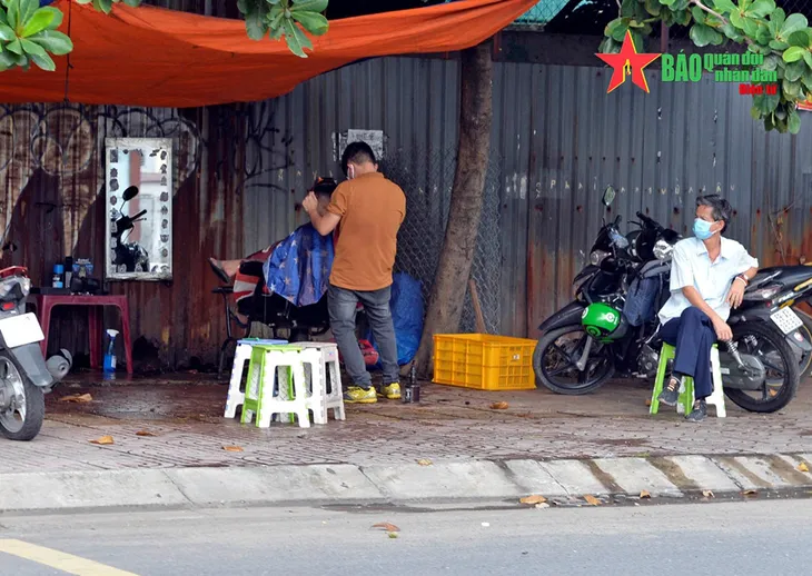 Người dân TP Hồ Chí Minh trở lại với nhịp sống bộn bề lo toan sau 4 tháng nghỉ dịch - Ảnh 1. Người dân TP Hồ Chí Minh trở lại với nhịp sống bộn bề lo toan sau 4 tháng nghỉ dịch - Ảnh 1.