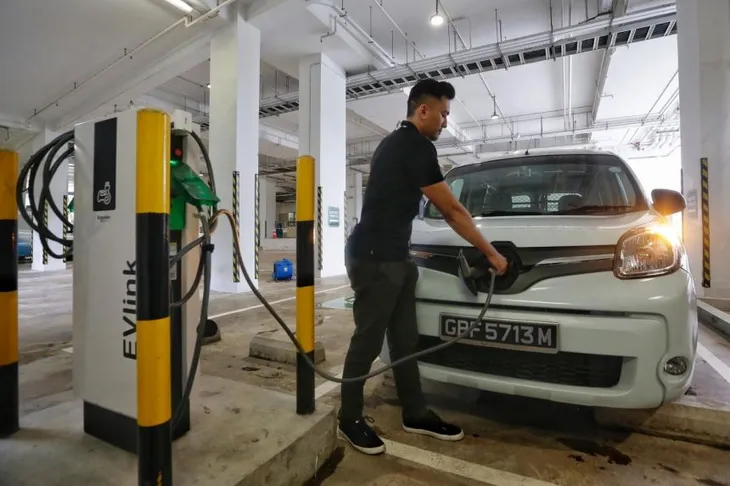 Singapore dùng “cây gậy và củ cà rốt” hướng tới phổ cập xe điện - Ảnh 1. Singapore dùng “cây gậy và củ cà rốt” hướng tới phổ cập xe điện - Ảnh 1.