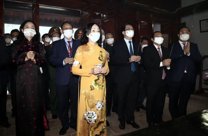 Kỷ niệm trọng thể 110 năm ngày sinh nhà lãnh đạo tài năng Lê Đức Thọ - Ảnh 1. Kỷ niệm trọng thể 110 năm ngày sinh nhà lãnh đạo tài năng Lê Đức Thọ - Ảnh 1.