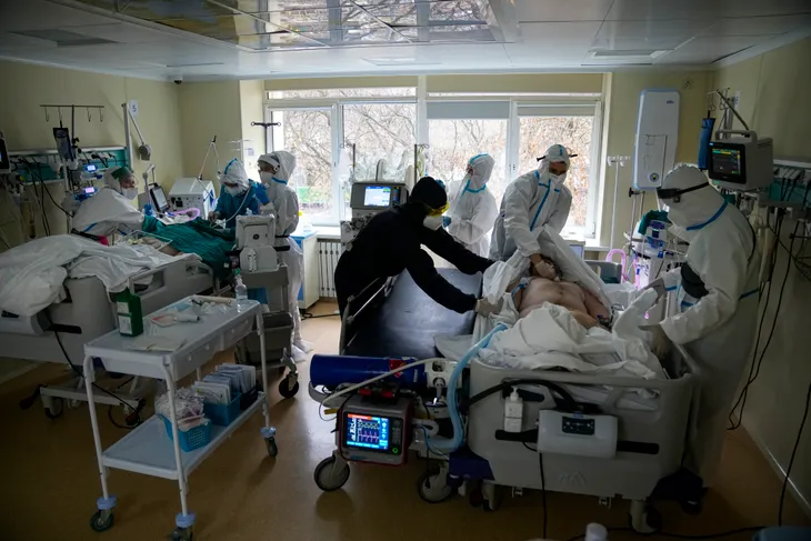 Tuần nghỉ làm ở nhà tại Nga: Đường phố vẫn đông đúc, người dân hối hả đi du lịch nước ngoài - Ảnh 1. Tuần nghỉ làm ở nhà tại Nga: Đường phố vẫn đông đúc, người dân hối hả đi du lịch nước ngoài - Ảnh 1.