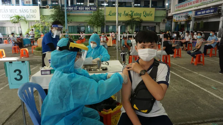 TP Hồ Chí Minh đề xuất tiêm vaccine cho trẻ từ 3-12 tuổi và mũi 3 cho người nguy cơ cao - Ảnh 1. TP Hồ Chí Minh đề xuất tiêm vaccine cho trẻ từ 3-12 tuổi và mũi 3 cho người nguy cơ cao - Ảnh 1.
